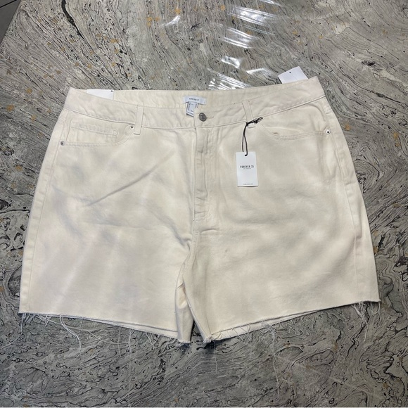 Mid-Rise Raw-Cut Denim Shorts
Size 34
Color is light beige
Brand is Forever 21 - Picture 3 of 6